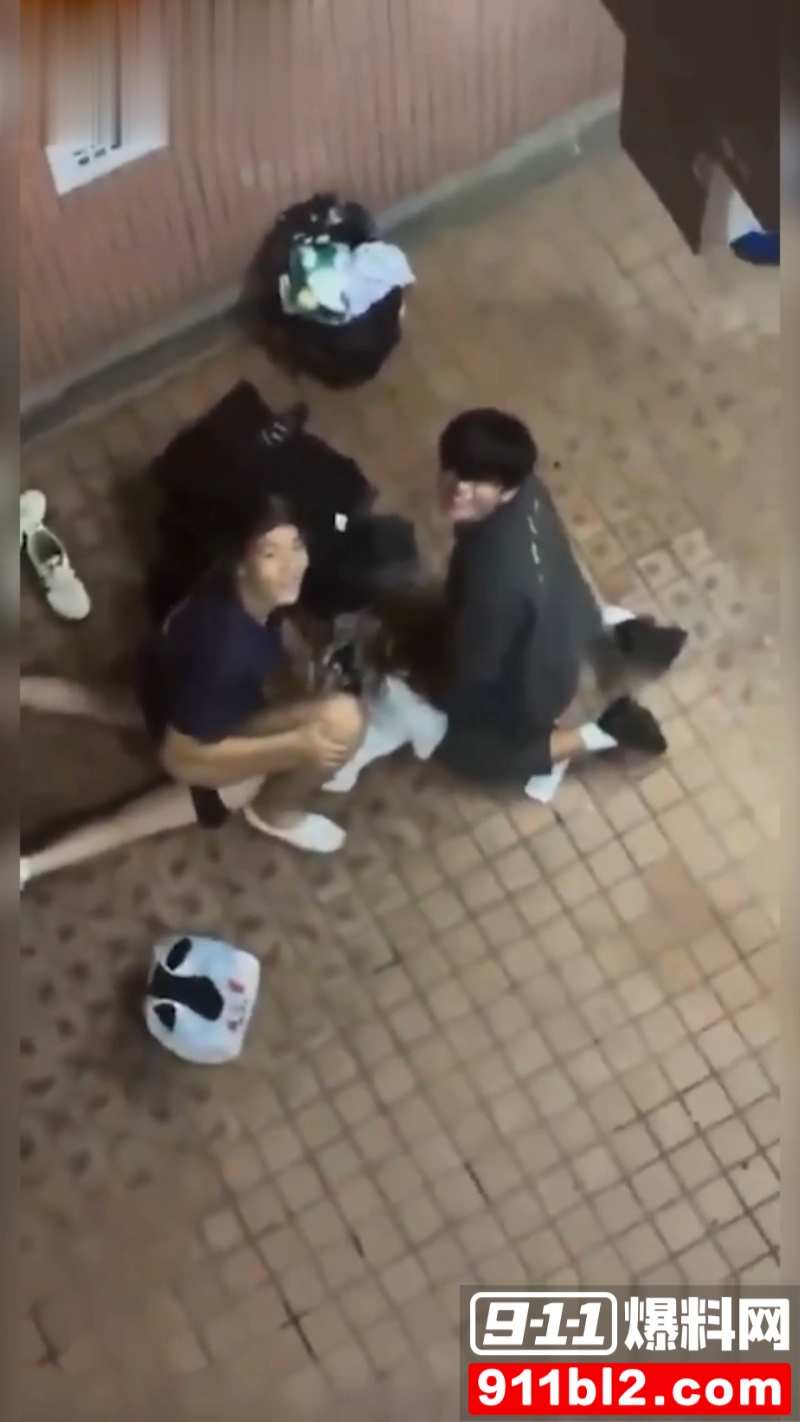 香港屋苑平台3P性爱派对被曝光 4 香港屋苑平台3P性爱派对被曝光 4