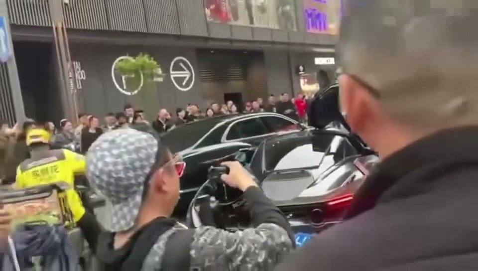 成都太古里修罗场迈凯伦富二代翻车三位女友路边开撕