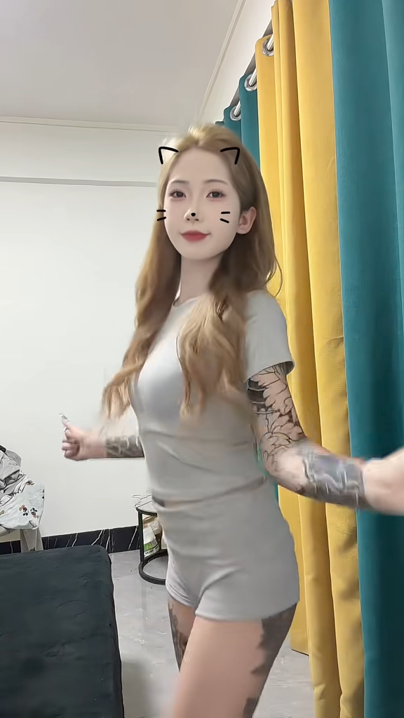 抖音精神小妹博出位高冷小美万重山直播极限露底
