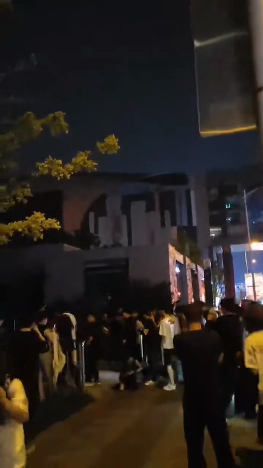 江苏徐州俄罗斯籍情侣出言不逊被精神小伙教做人