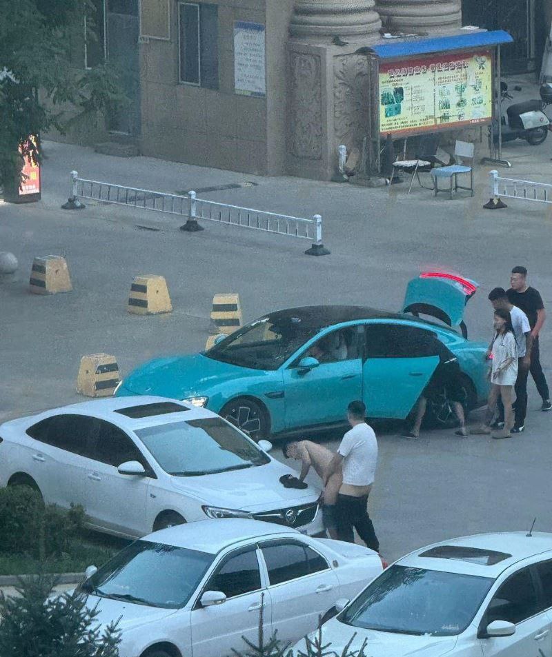 东营蓝色小米su7男同车头野战光天化日看傻眼gay圈太逆天了