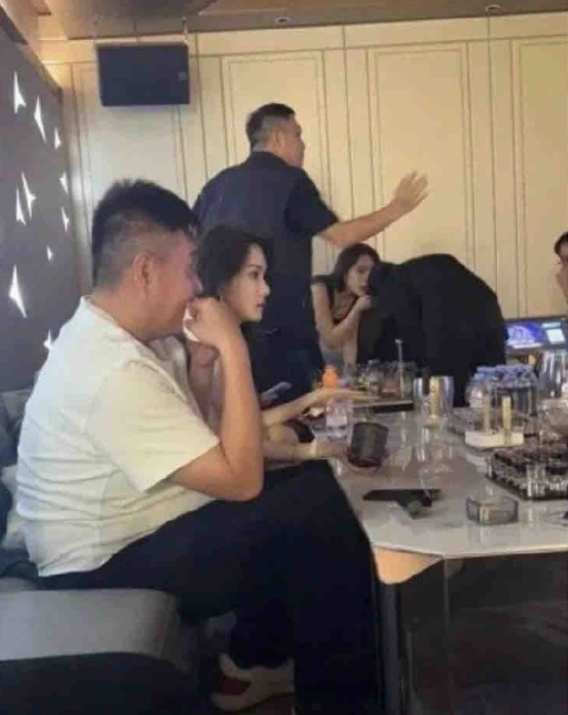 70万粉丝抖音名媛花三三私会男主播被金主追款千万