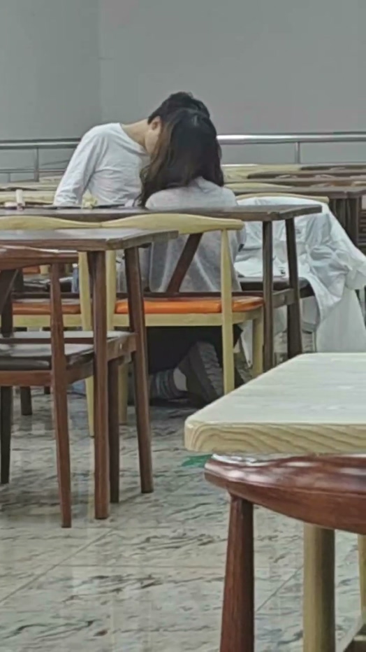 广东职高院校食堂吃鸡门大学生情侣餐厅上演成人戏码