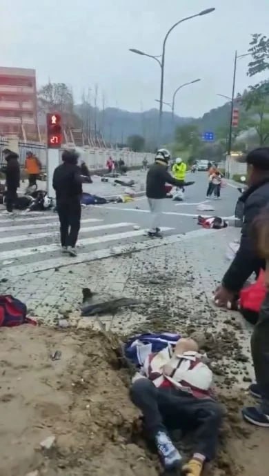 湖北十堰重庆路小学门口突发严重交通事故失控白色轿车冲撞人群