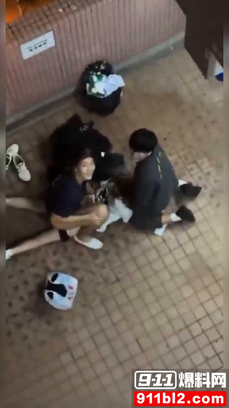 香港屋苑平台3P性爱派对被曝光 9 香港屋苑平台3P性爱派对被曝光 9