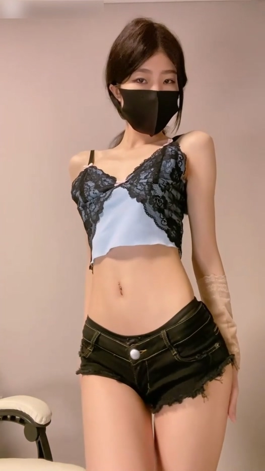 31玩粉丝都因网红擦边女八月未央人妻下海拍福利20分钟完整版