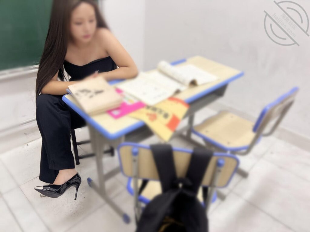至101章节[长篇连载:御姐小姨李老丝]被小姨穿着丝袜的脚踩是享受还是惩罚-来自海角社区的真实故事经历