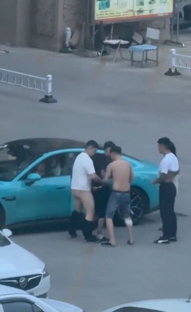 东营蓝色小米su7男同车头野战光天化日看傻眼gay圈太逆天了