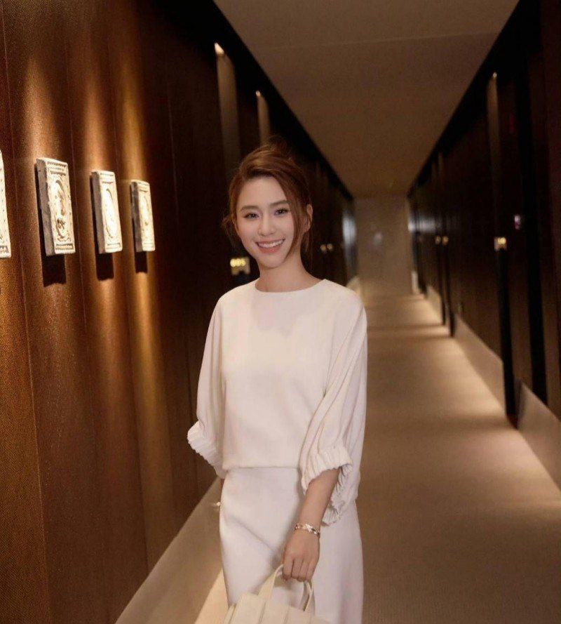 软饭硬吃凤凰男演员窦骁背叛赌王千金何超莲与前女友藕断丝连