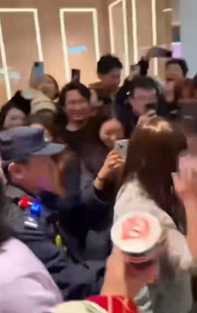 杭州湖滨银泰万圣节抽象男女cos红姐被当场带走