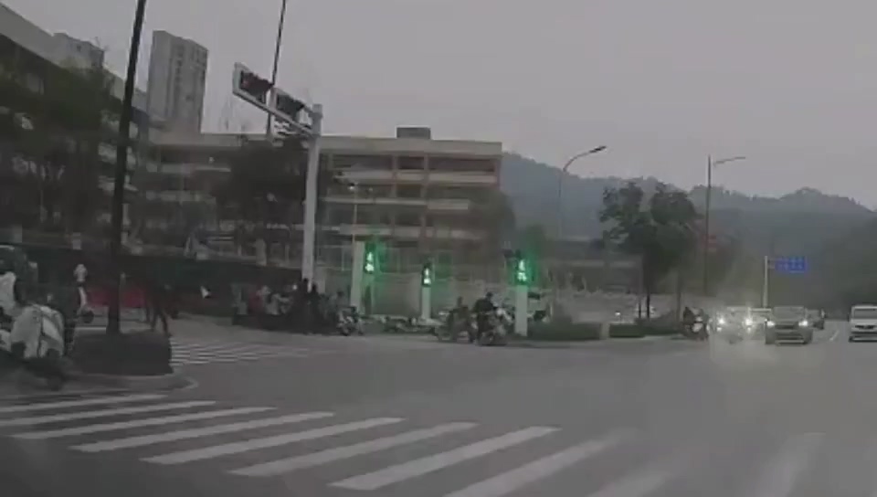 湖北十堰重庆路小学门口突发严重交通事故失控白色轿车冲撞人群