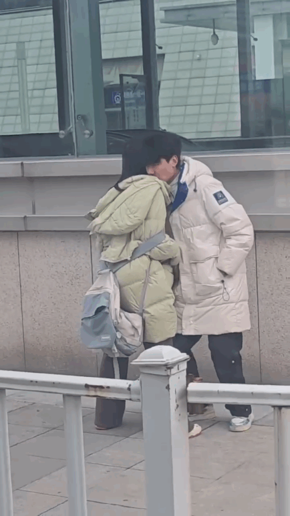 别扣了别扣了火车都要晚点了小情侣离别前当众疯狂疏通下水道