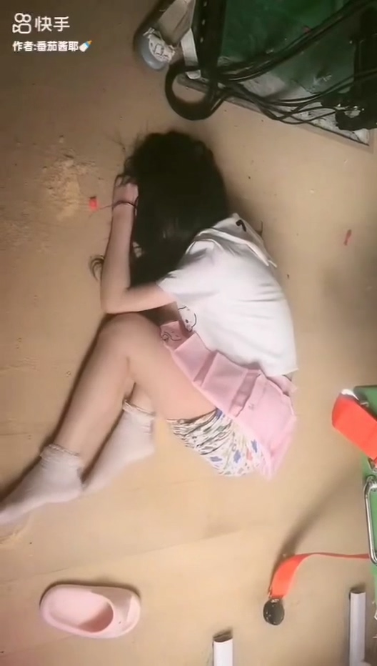 快手女主播番茄酱耶直播整狠活炮机联动倒立开炮当场痛苦崩溃