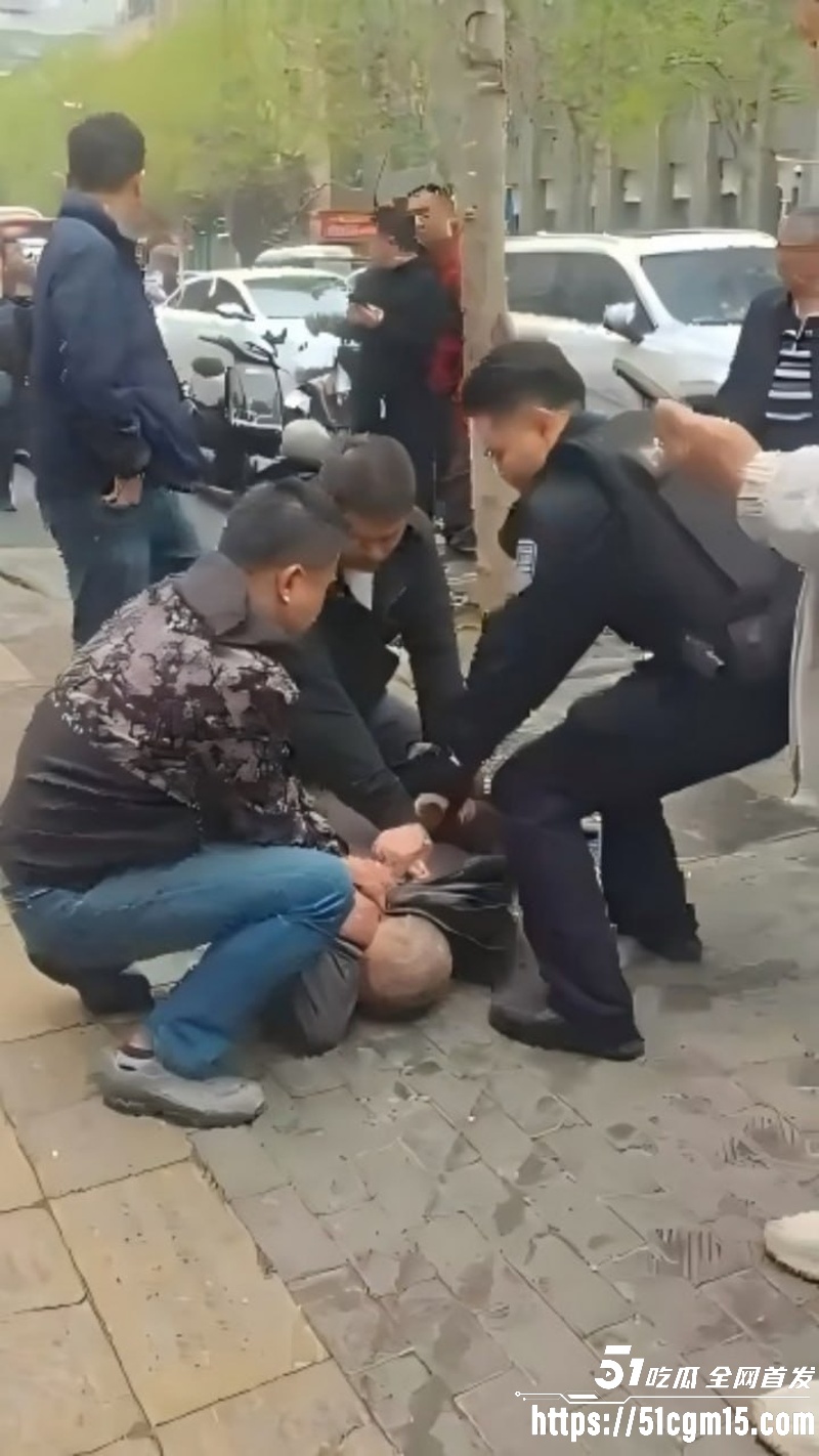 武汉青松路44岁男子随机持刀伤人事件02 武汉青松路44岁男子随机持刀伤人事件02