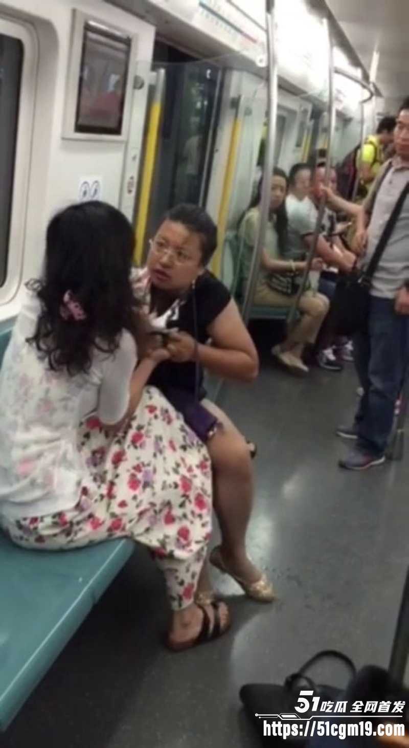小仙女和大姨地铁互撕 2 小仙女和大姨地铁互撕 2