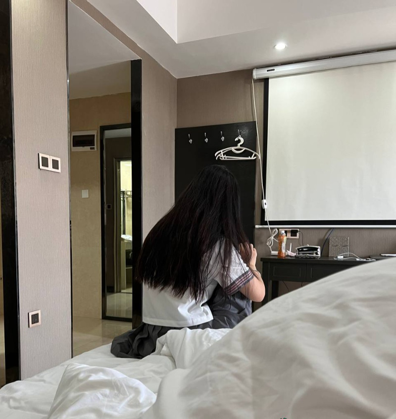 劳斯莱斯不如小牛电动车精神小伙再添泡妹神器得吃嫩妹