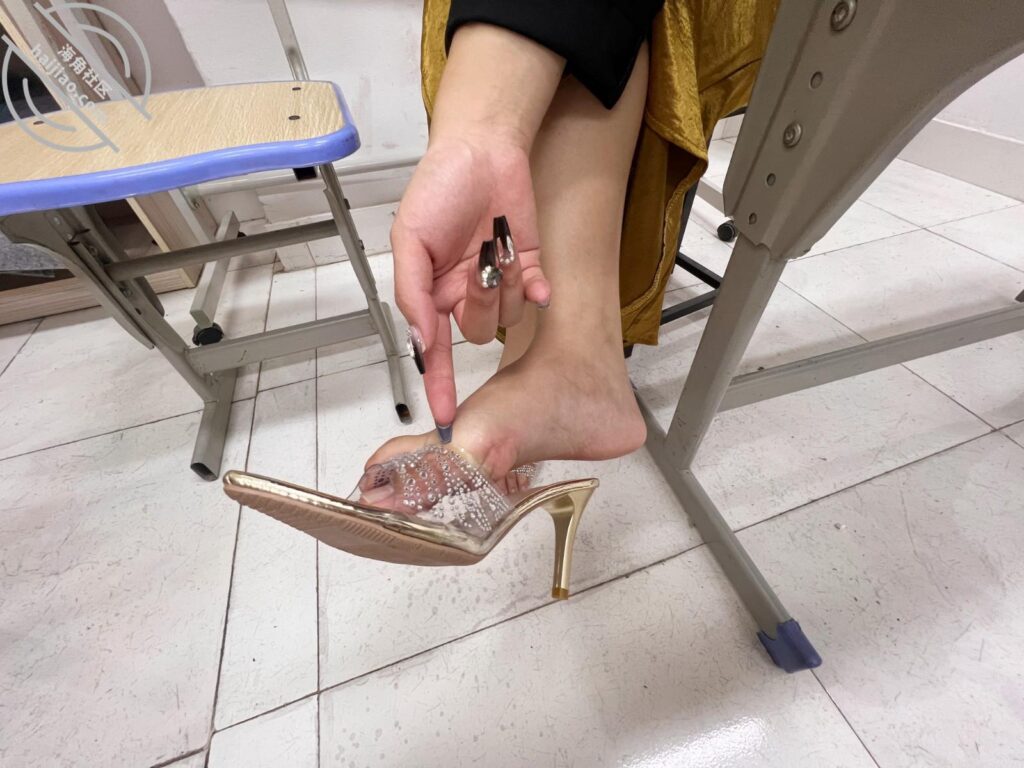 至101章节[长篇连载:御姐小姨李老丝]被小姨穿着丝袜的脚踩是享受还是惩罚-来自海角社区的真实故事经历