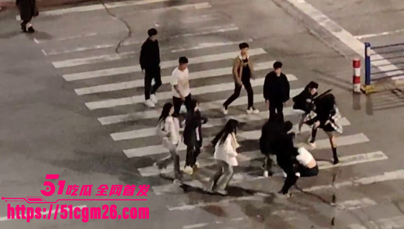 19岁精神小伙精神小妹 马路约群架 4 19岁精神小伙精神小妹 马路约群架 4
