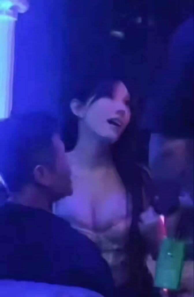 我的男人你也敢动福州mk酒吧陪酒小妹惨遭三女围攻