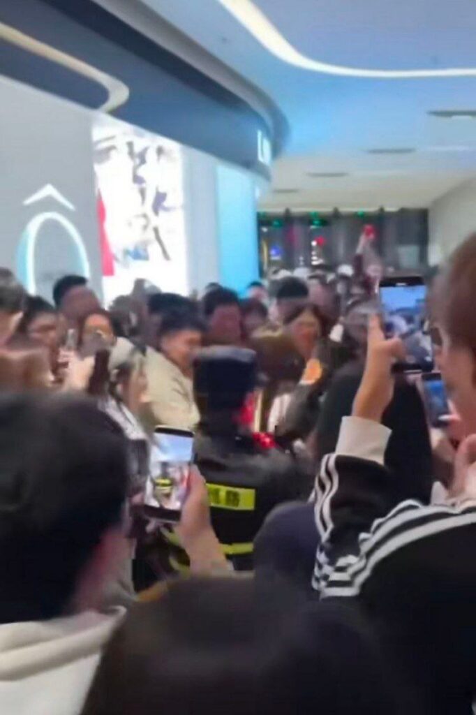 杭州湖滨银泰万圣节抽象男女cos红姐被当场带走