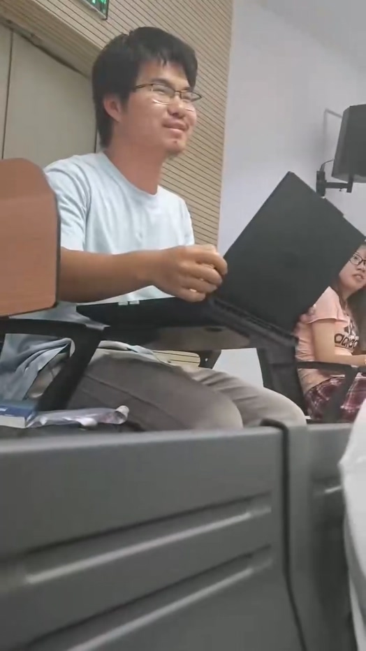 云南民族大学神人榜25级物联网哲学家许鑫大闹课堂完整版