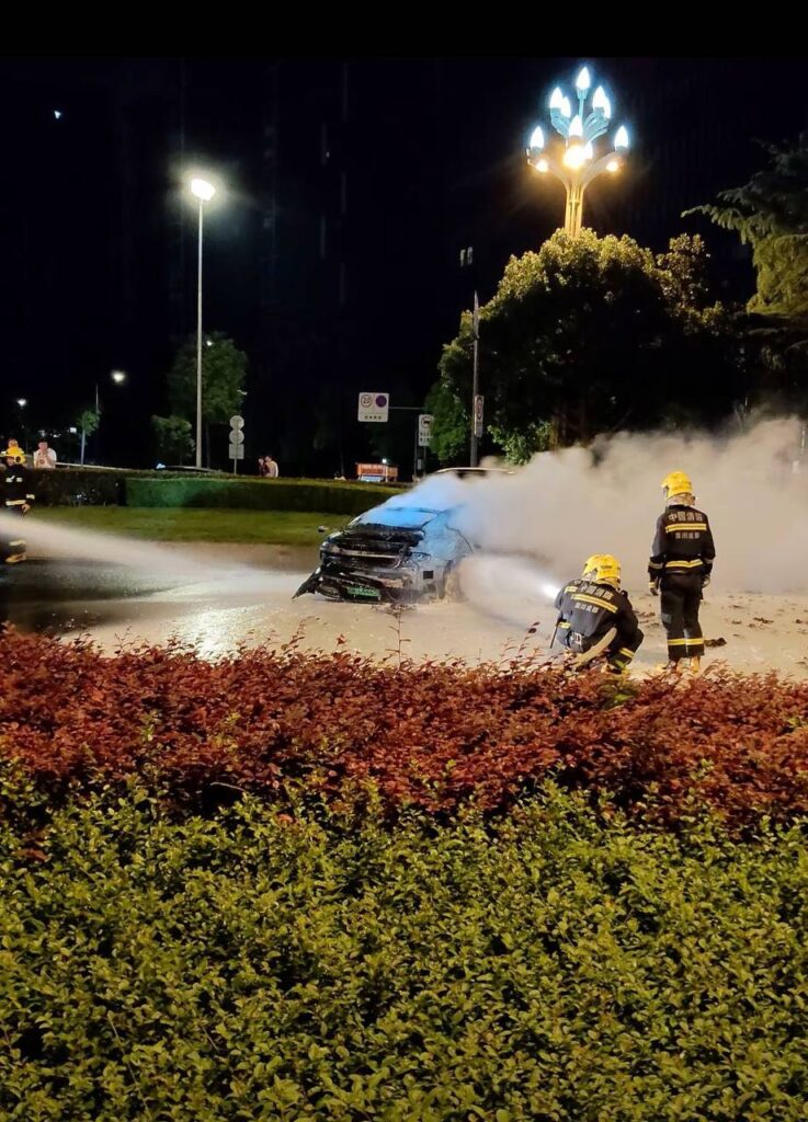 成都天府大道小米su7车主酒驾失控追尾起火事件引多方争议