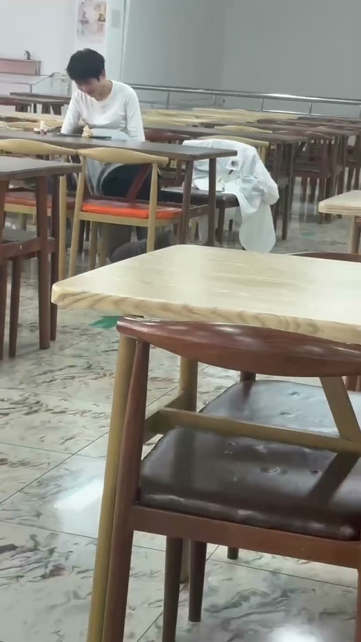 广东职高院校食堂吃鸡门大学生情侣餐厅上演成人戏码