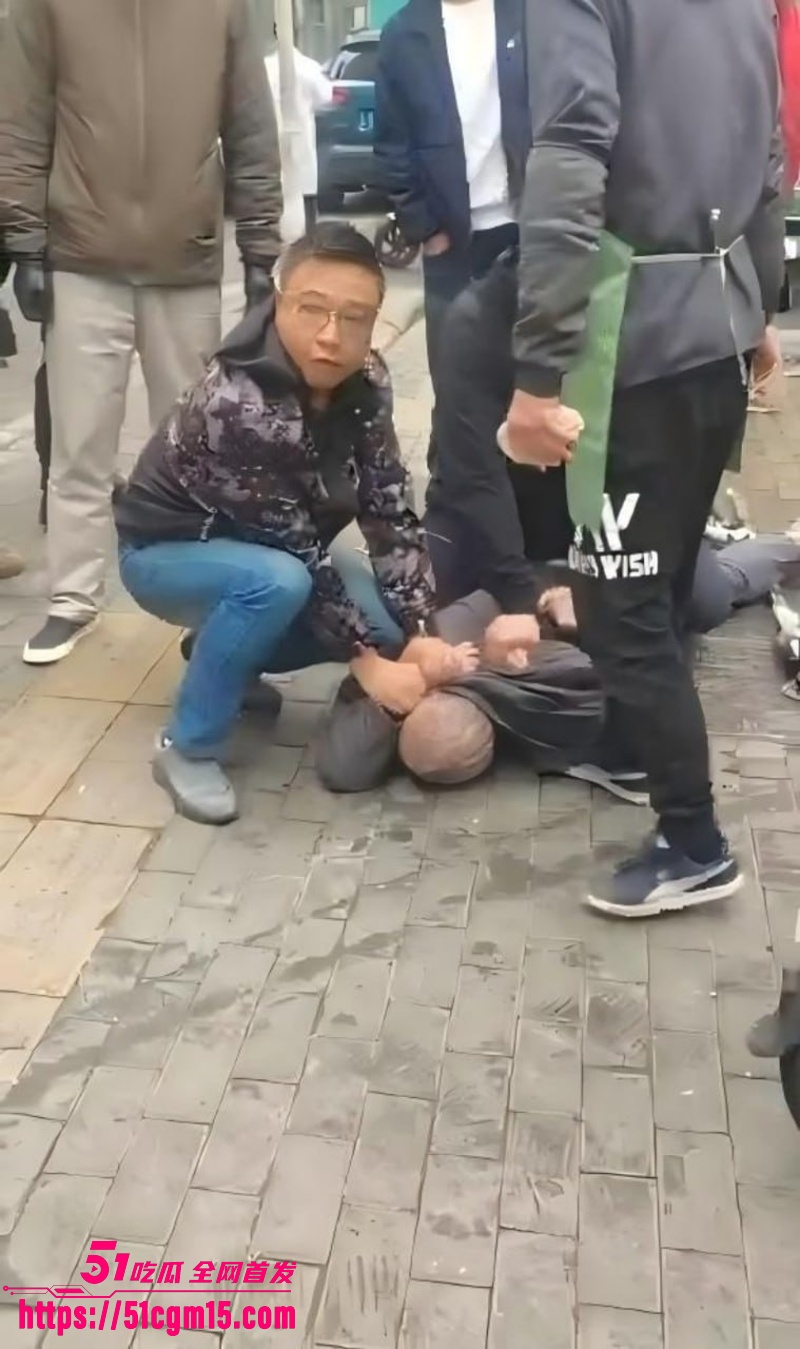 武汉青松路44岁男子随机持刀伤人事件03 武汉青松路44岁男子随机持刀伤人事件03