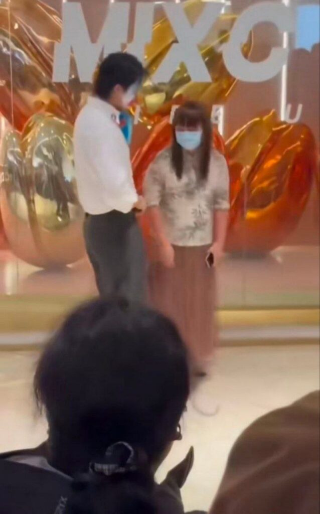杭州湖滨银泰万圣节抽象男女cos红姐被当场带走