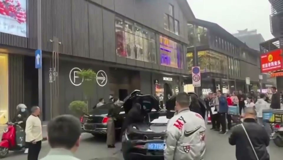成都太古里修罗场迈凯伦富二代翻车三位女友路边开撕