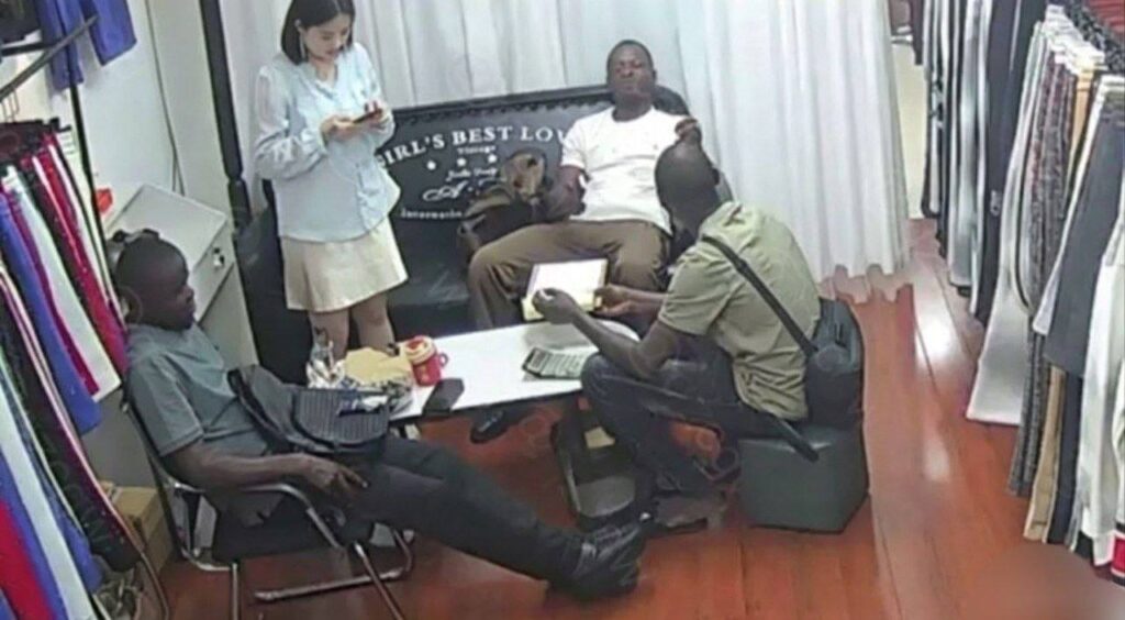 三英战吕布服装店老板娘独自一人面对奎桑提1分53秒视频原版