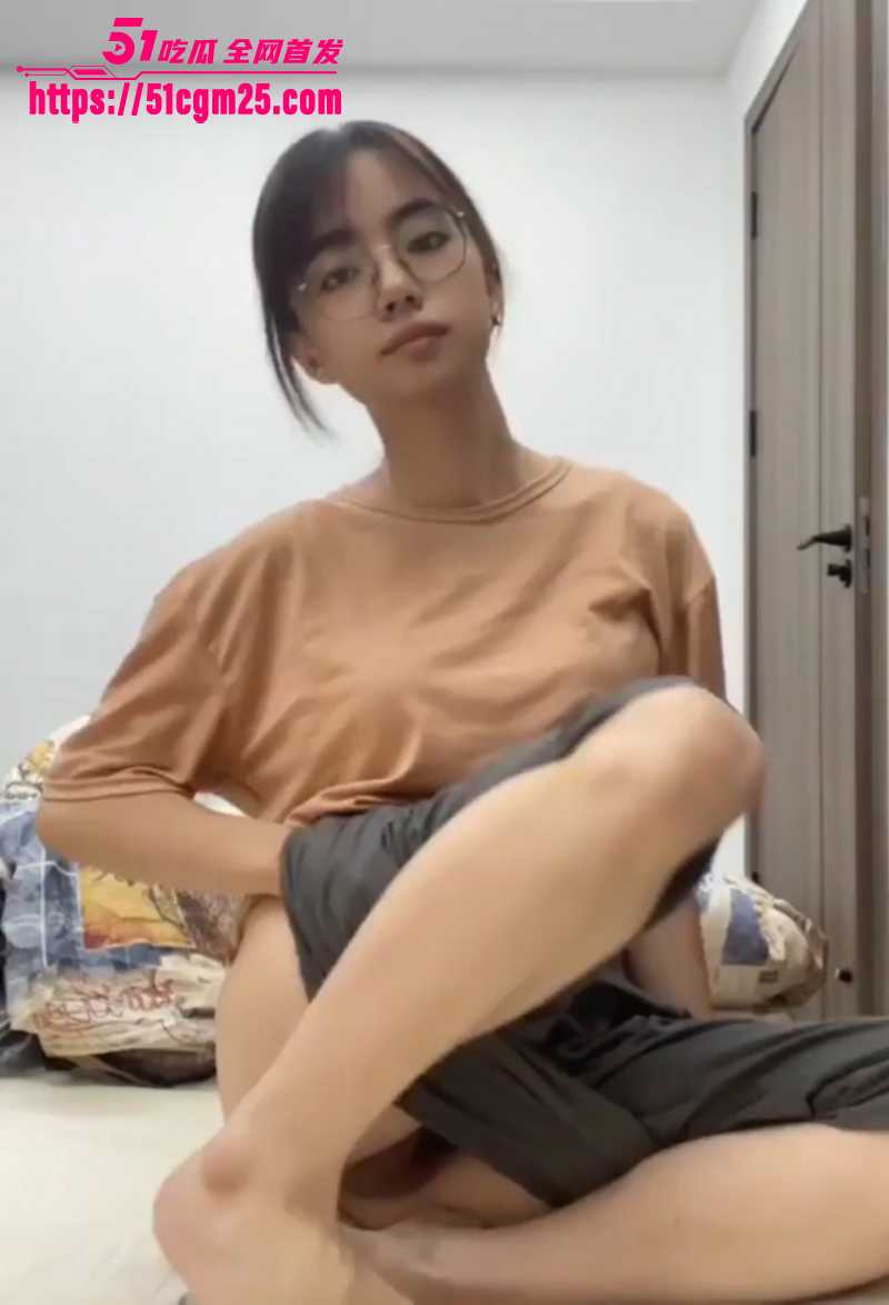 清纯颜值反差眼镜少女露脸大尺度自拍流出2拷贝 清纯颜值反差眼镜少女露脸大尺度自拍流出2拷贝