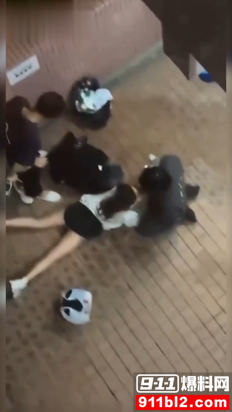 香港屋苑平台3P性爱派对被曝光 5 香港屋苑平台3P性爱派对被曝光 5