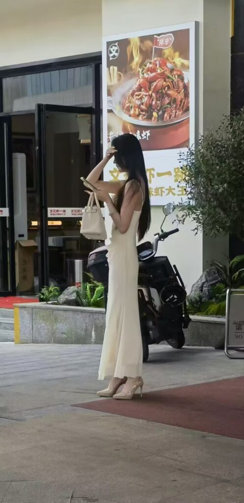 逆天伦理大瓜正妻当街抓歼羞辱小三跳河正妻上吊