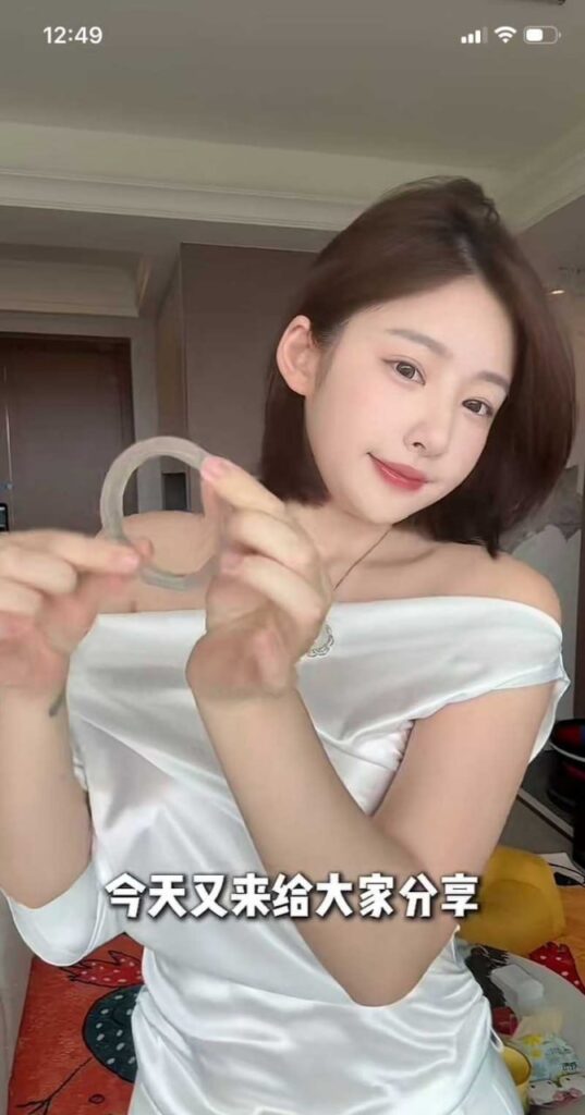 黄一鸣前男友怒撕渣女自曝背锅侠反遭背叛曝黄一鸣被包养