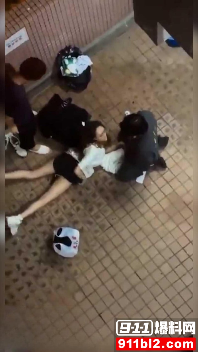 香港屋苑平台3P性爱派对被曝光 10 香港屋苑平台3P性爱派对被曝光 10