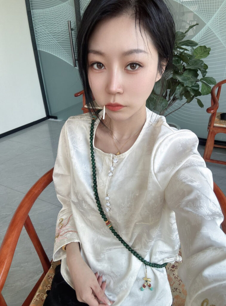 微博推特高颜值御姐福利姬彤彤乖户外挑战视频流出