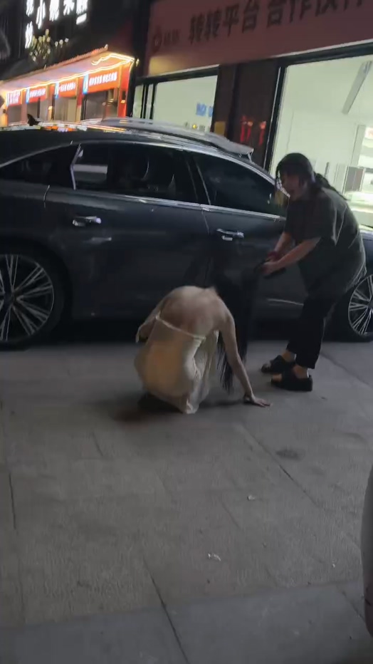 逆天伦理大瓜正妻当街抓歼羞辱小三跳河正妻上吊