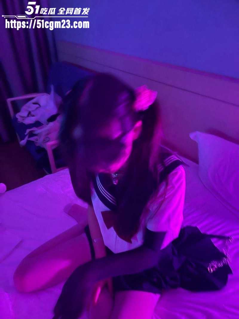 反差骚货 于楠熙 被当母狗调教 身着JK包臀裙舔屌后入 圆润肥臀臀浪翻涌不停 反差骚货 于楠熙 被当母狗调教 身着JK包臀裙舔屌后入 圆润肥臀臀浪翻涌不停