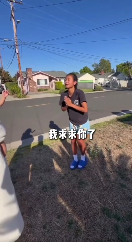 女篮未来之星张家裔滤镜破碎赴美留学期间偷盗教唆犯罪下跪道歉25秒视频曝光
