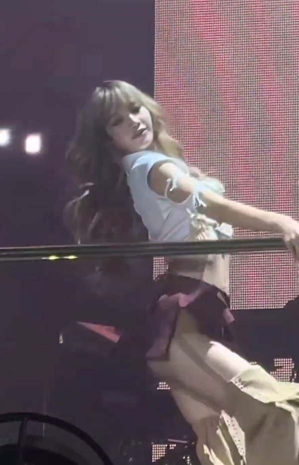韩国顶级女团blackpink成员lisa高雄演唱会上演底裤消失术