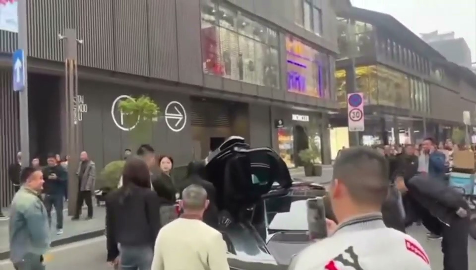 成都太古里修罗场迈凯伦富二代翻车三位女友路边开撕