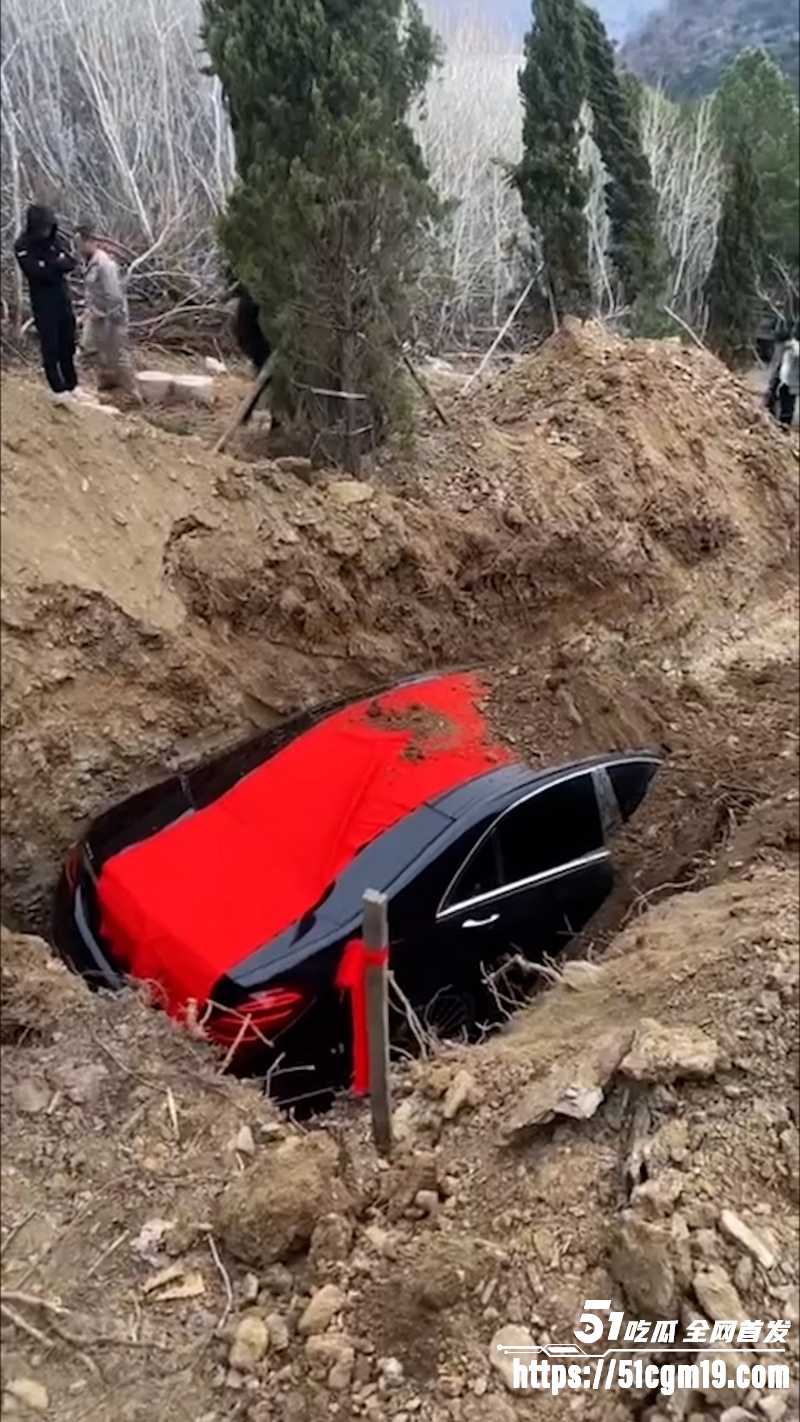 东北大哥 离世百万奔驰随葬入土1 东北大哥 离世百万奔驰随葬入土1
