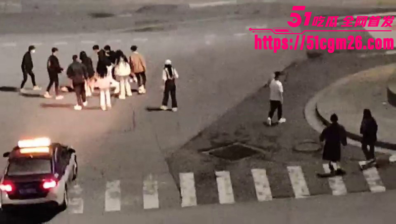 19岁精神小伙精神小妹 马路约群架 2 19岁精神小伙精神小妹 马路约群架 2