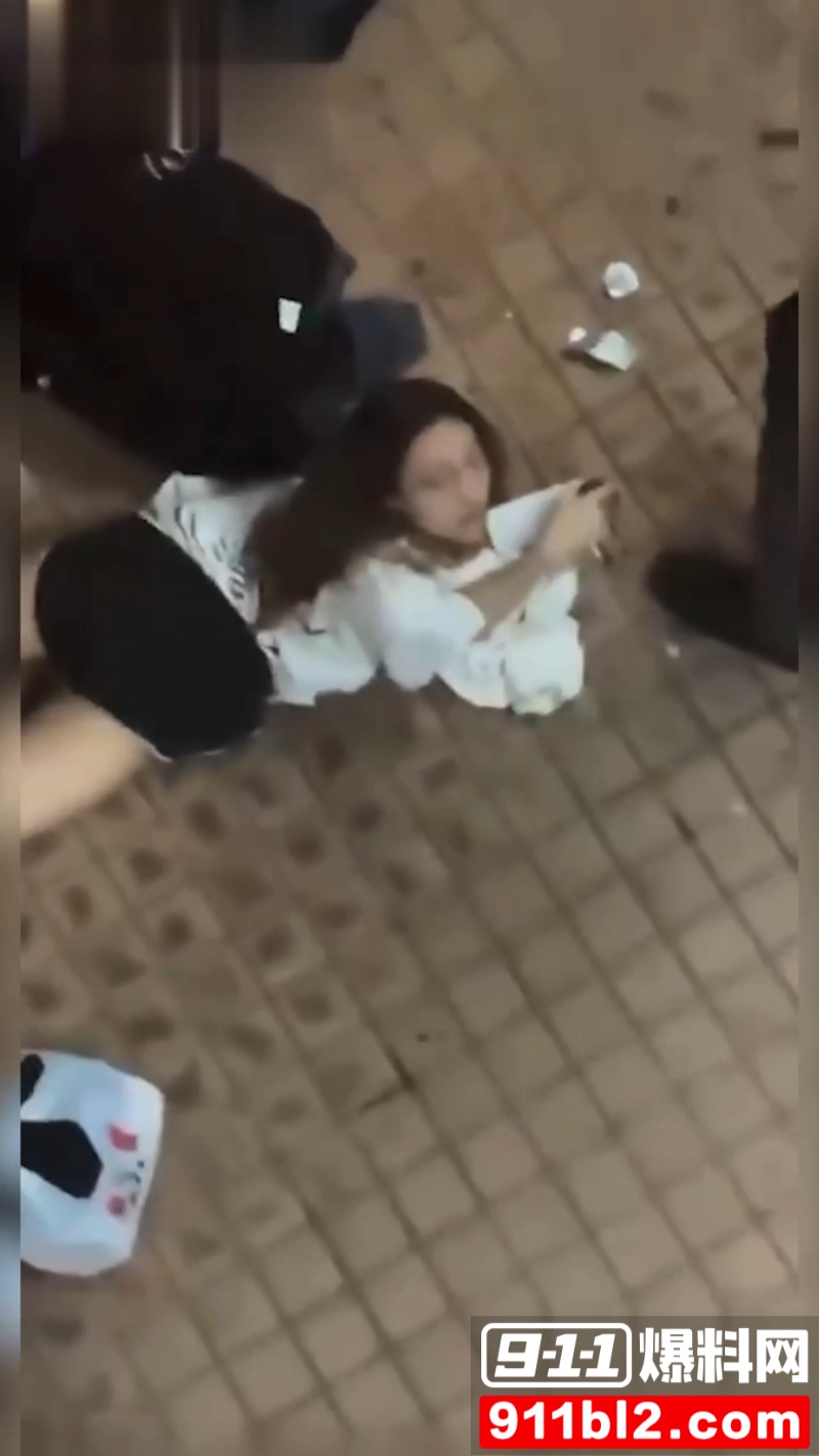 香港屋苑平台3P性爱派对被曝光 6 香港屋苑平台3P性爱派对被曝光 6