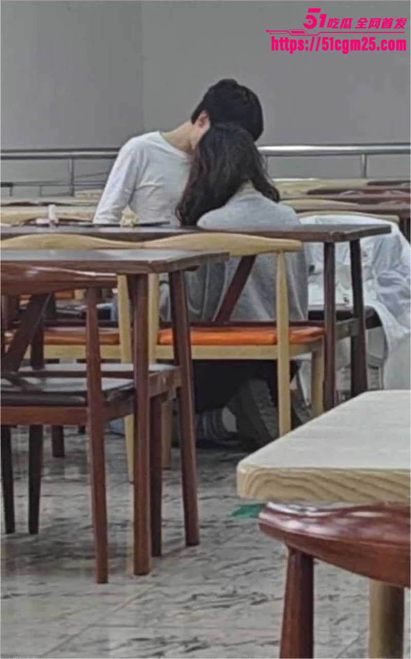 大学生情侣上演食堂激情 2 大学生情侣上演食堂激情 2