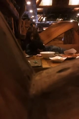 小情侣餐厅整活行不雅之事当众舔匈被店长正义出击