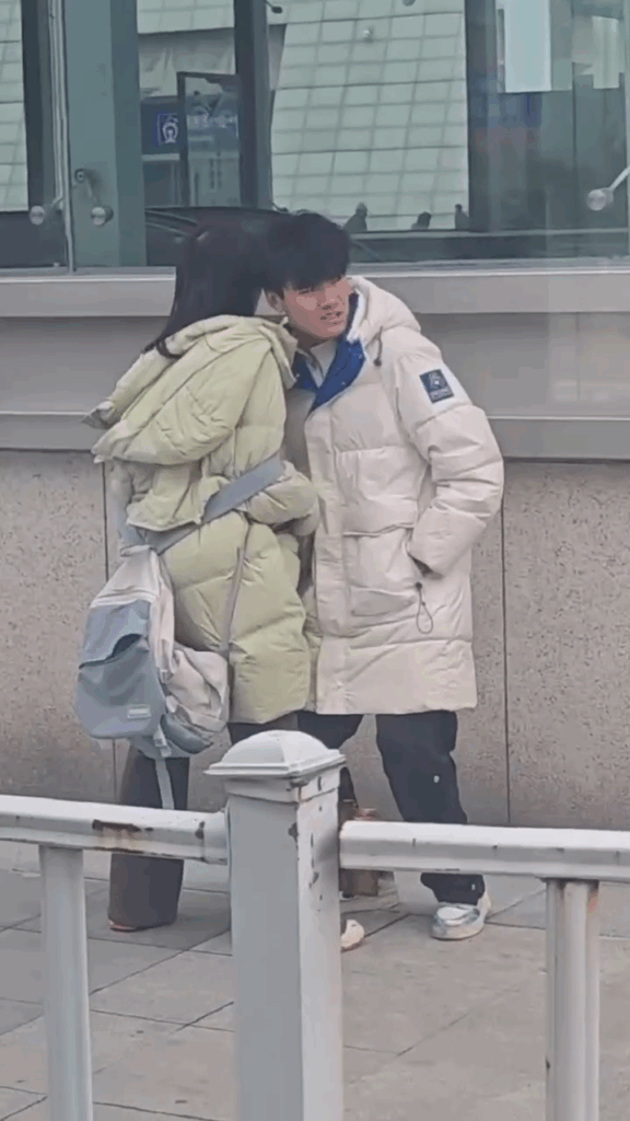 别扣了别扣了火车都要晚点了小情侣离别前当众疯狂疏通下水道