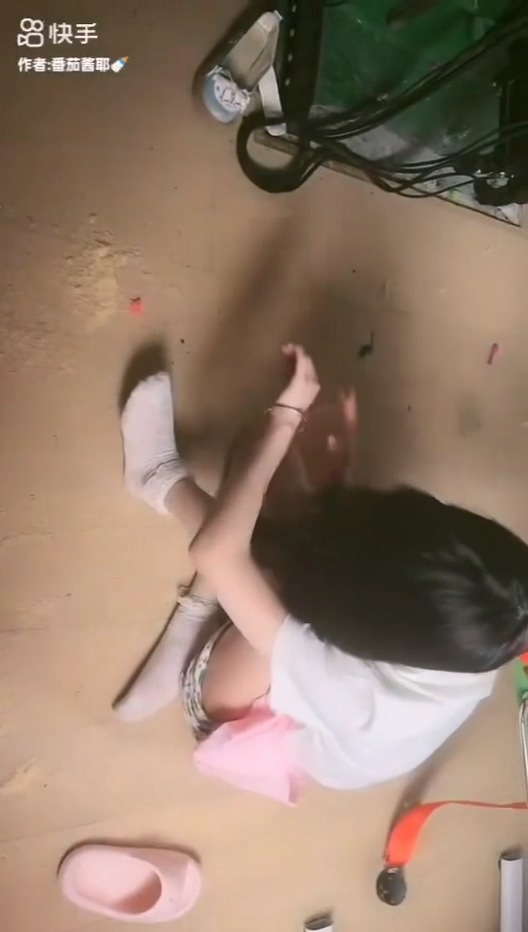快手女主播番茄酱耶直播整狠活炮机联动倒立开炮当场痛苦崩溃