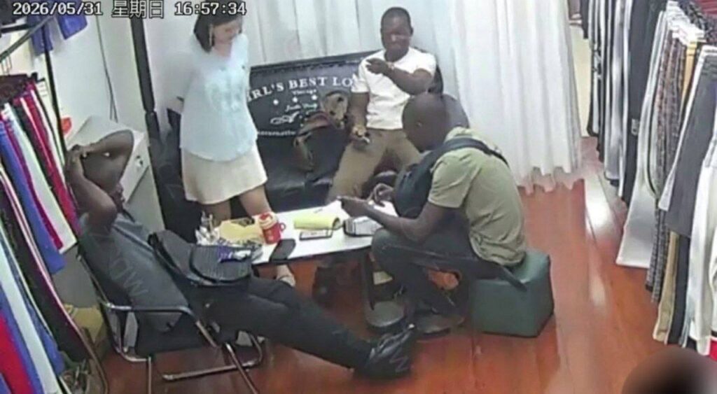 三英战吕布服装店老板娘独自一人面对奎桑提1分53秒视频原版